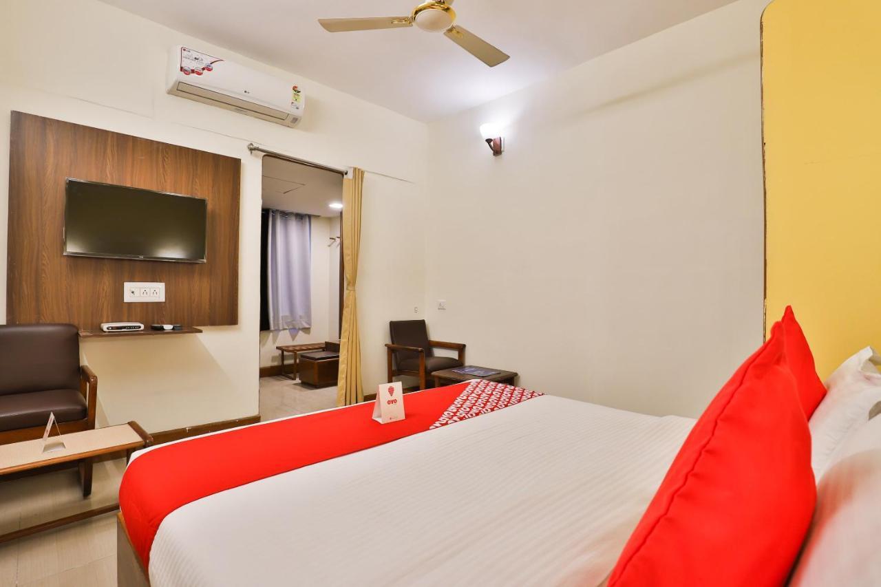 OYO 13668 Hotel Utsav Vadodara Buitenkant foto