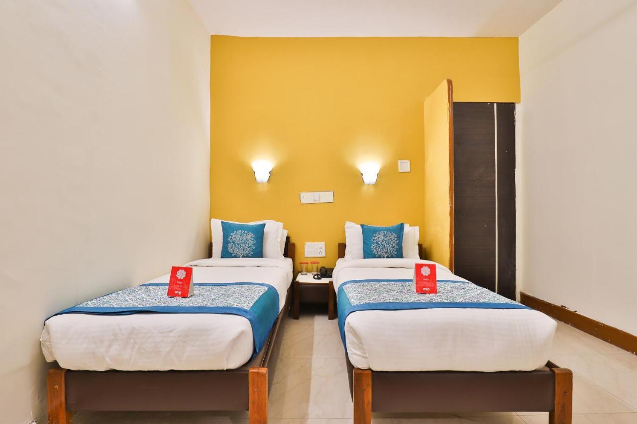 OYO 13668 Hotel Utsav Vadodara Buitenkant foto