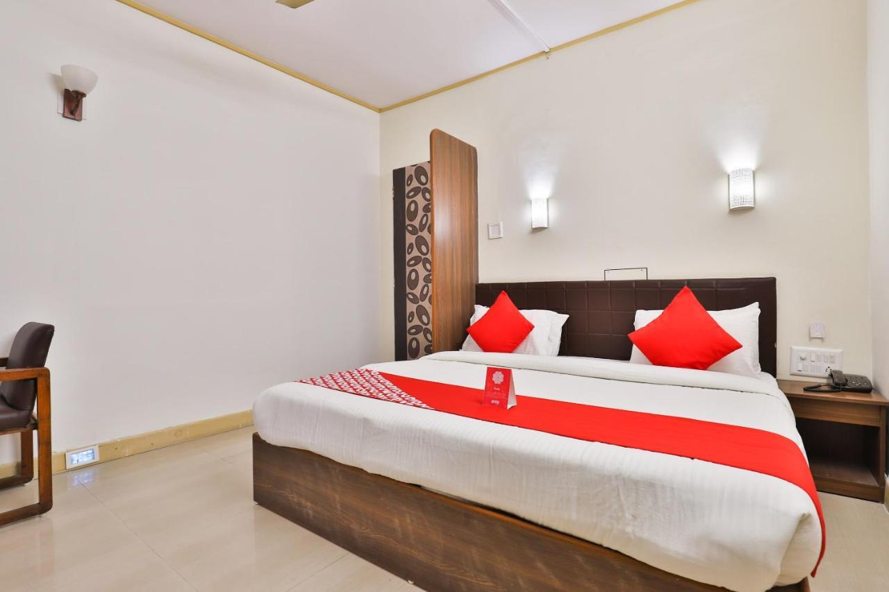 OYO 13668 Hotel Utsav Vadodara Buitenkant foto