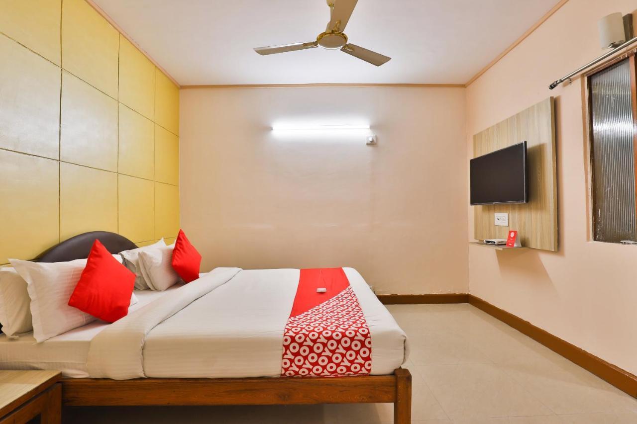 OYO 13668 Hotel Utsav Vadodara Buitenkant foto