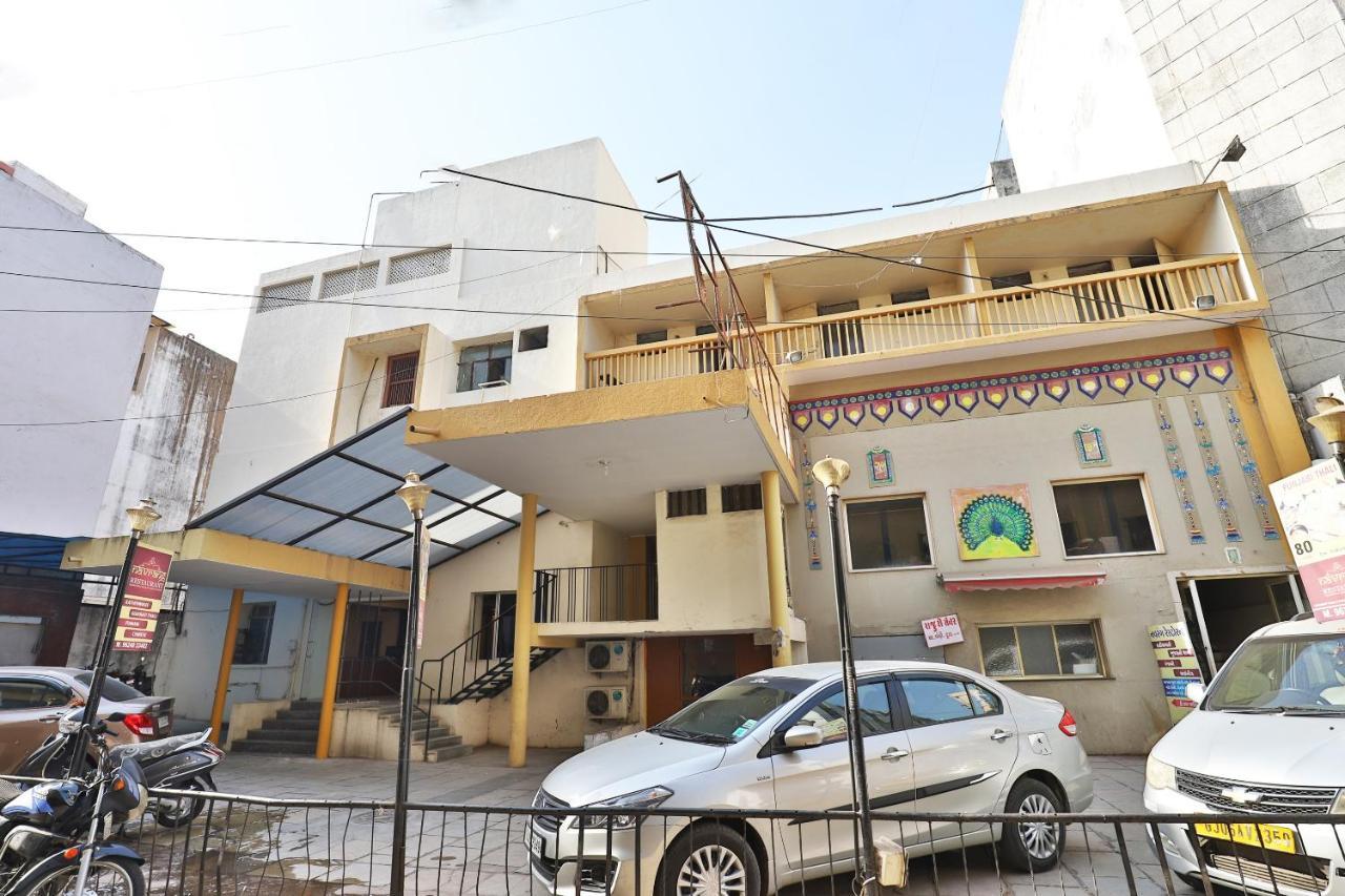 OYO 13668 Hotel Utsav Vadodara Buitenkant foto