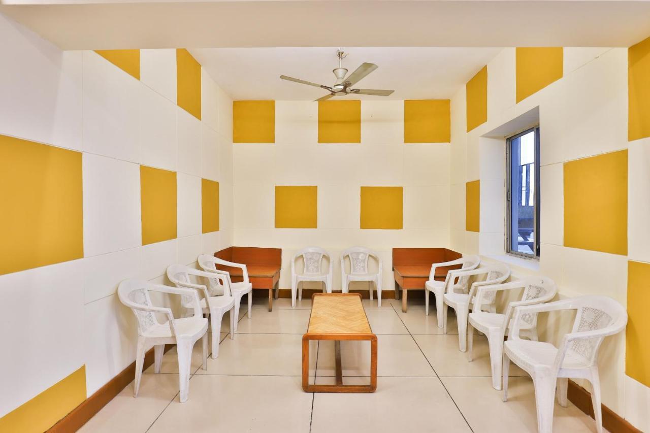 OYO 13668 Hotel Utsav Vadodara Buitenkant foto