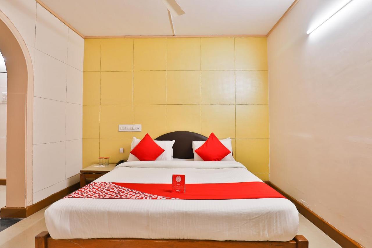 OYO 13668 Hotel Utsav Vadodara Buitenkant foto